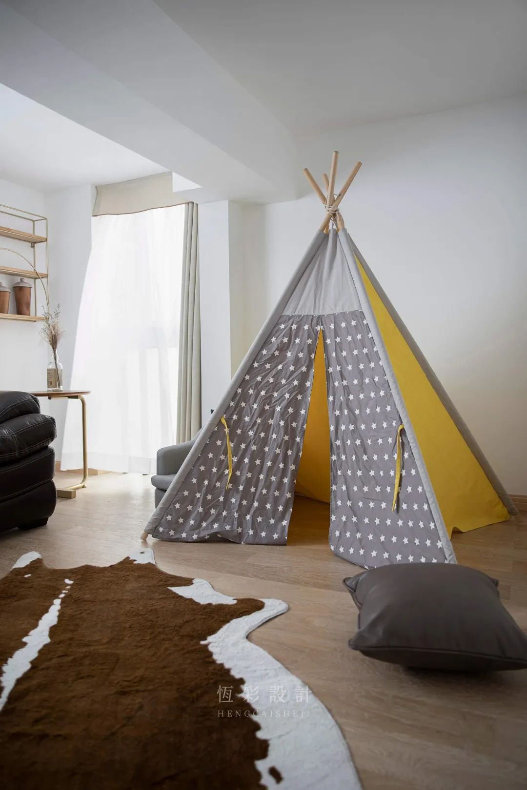 二楼衣帽间和客厅完美结合,二楼客厅开放式衣帽间