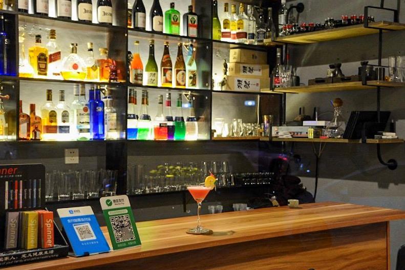 女的爱喝烈酒，男的抱头痛哭—北海调酒师给我讲述他的“治疗史”