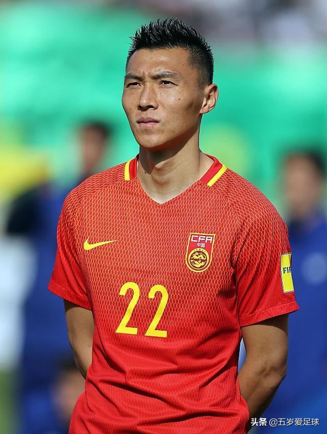 对方进球中国队球员跪地哭了,里皮神奇换人自我救赎完整视频