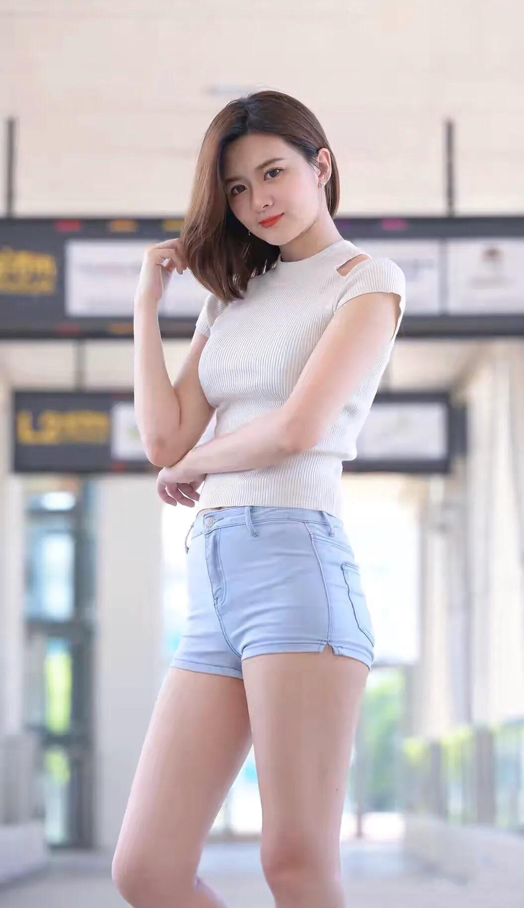 牛仔裤配高跟鞋早秋穿搭,牛仔短裤高跟长筒靴