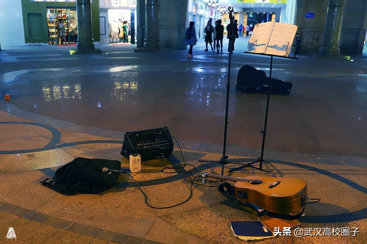 武汉光谷路人唱歌,武汉光谷街头艺人唱的歌