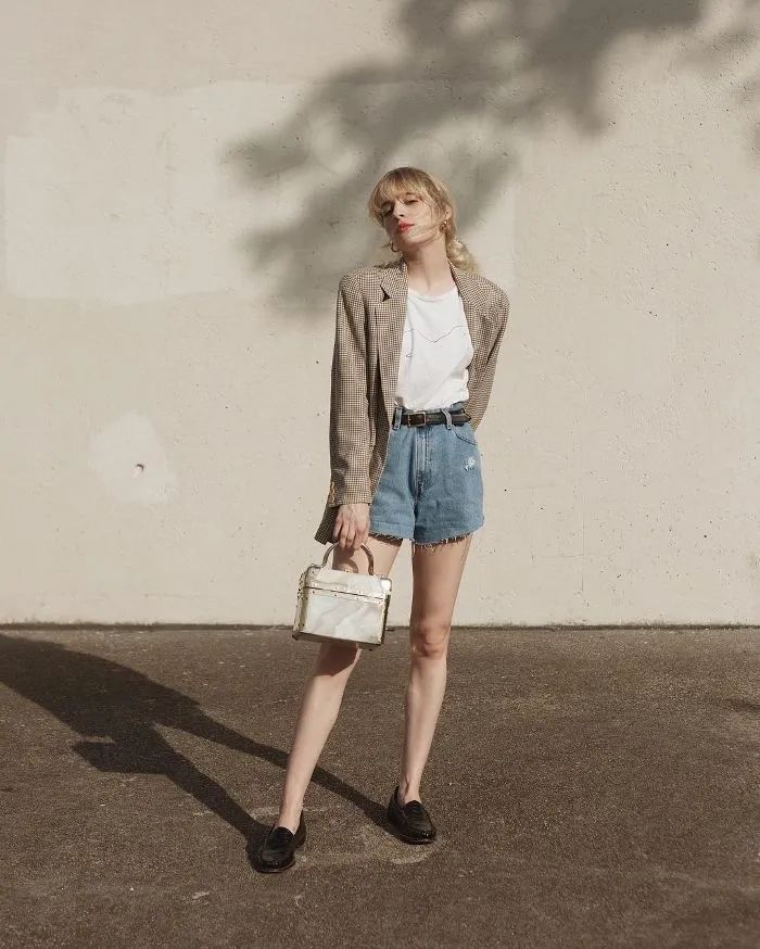 夏天薄款牛仔短裤,怎样选择牛仔短裤显瘦