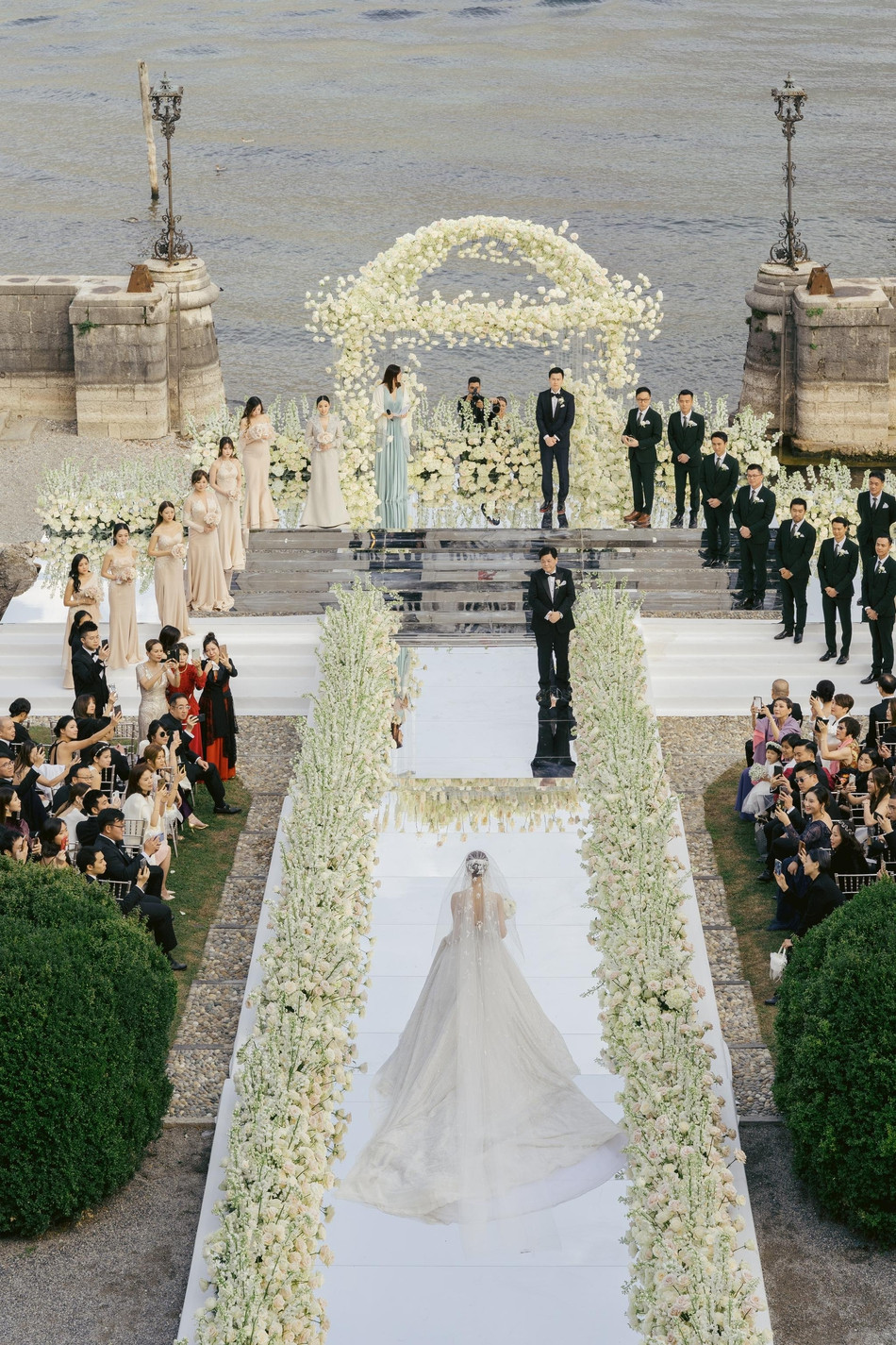 文咏珊结婚礼服,文咏珊身披抹胸鱼尾婚纱