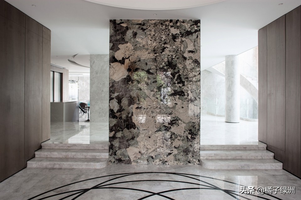 石材背景墙实物更有质感,客厅装修首选的石材背景墙