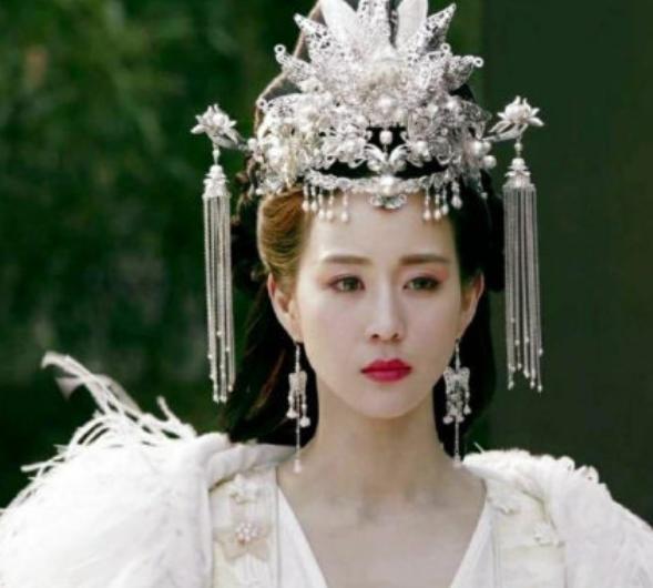 杨幂造型独特出席盛典,杨幂惊艳亮相完整版