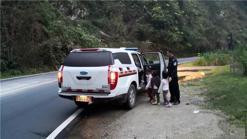 6名驴友结伴爬山遇意外,驴友被警察抓住