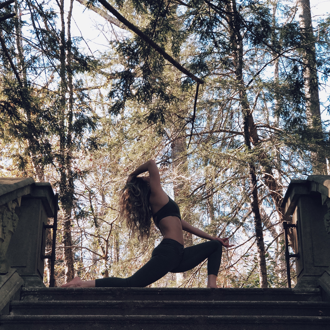 辛芷蕾金色吊带惊艳亮相,35岁辛芷蕾罕见晒卷发造型