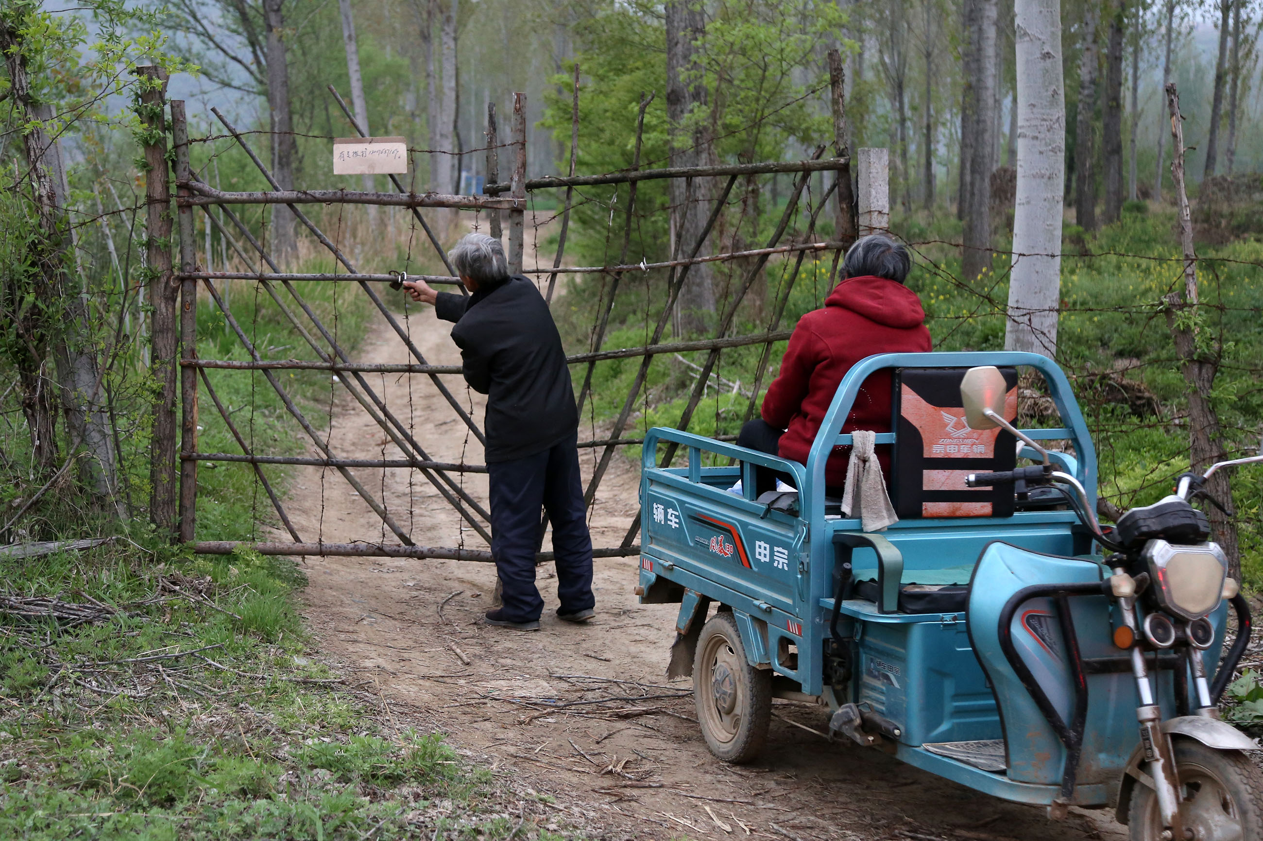 儿子去世后欠下12万外债，7旬夫妇隐居荒岛创业，8年还清欠款