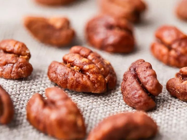 椒盐山核桃仁,核桃仁咸香酥脆的家庭做法