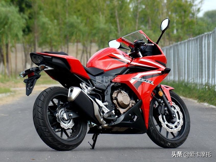 小姐姐骑着粉红色的仿赛摩托车,仿赛摩托车低座推荐