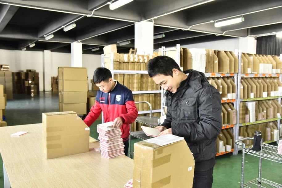 一天狂销300万单，最低2.9元的手机配件市场，靠性价比拿下00后