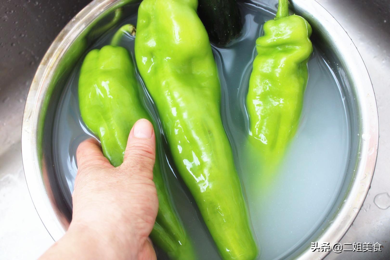 淘米水洗水果蔬菜去农残视频,清洗蔬菜残留消毒水