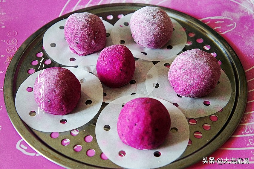 无麸质小米面粉馒头,早餐低脂牛奶和全麦馒头