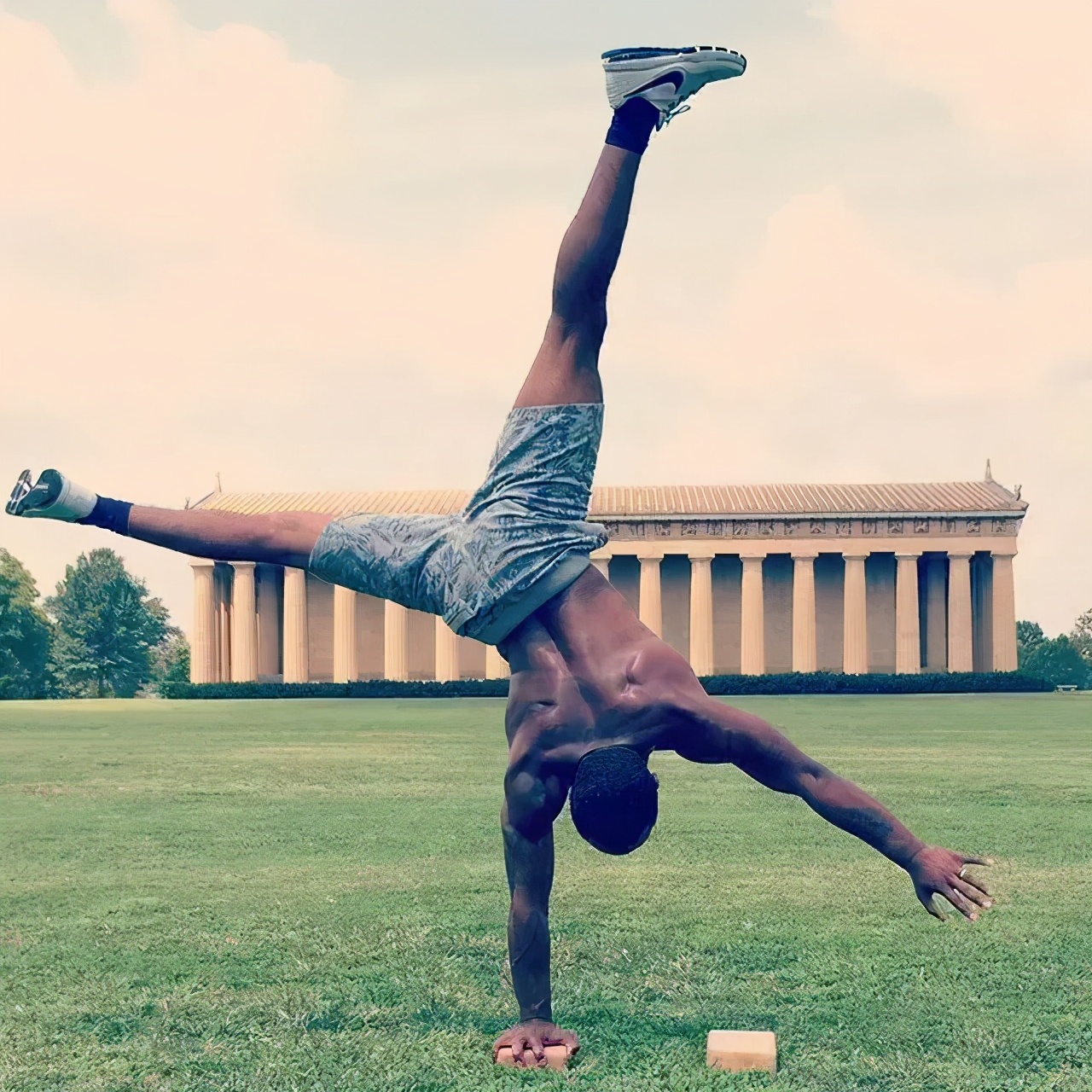 看完这些人，你再也不会觉得男人练瑜伽“娘”了