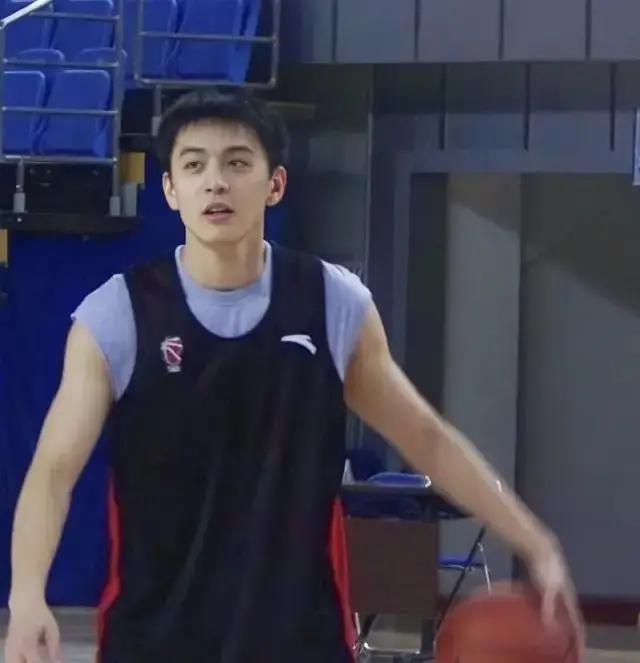 193cm体坛第一帅哥爆红，颜值惊艳：他要出道，男明星就哭吧