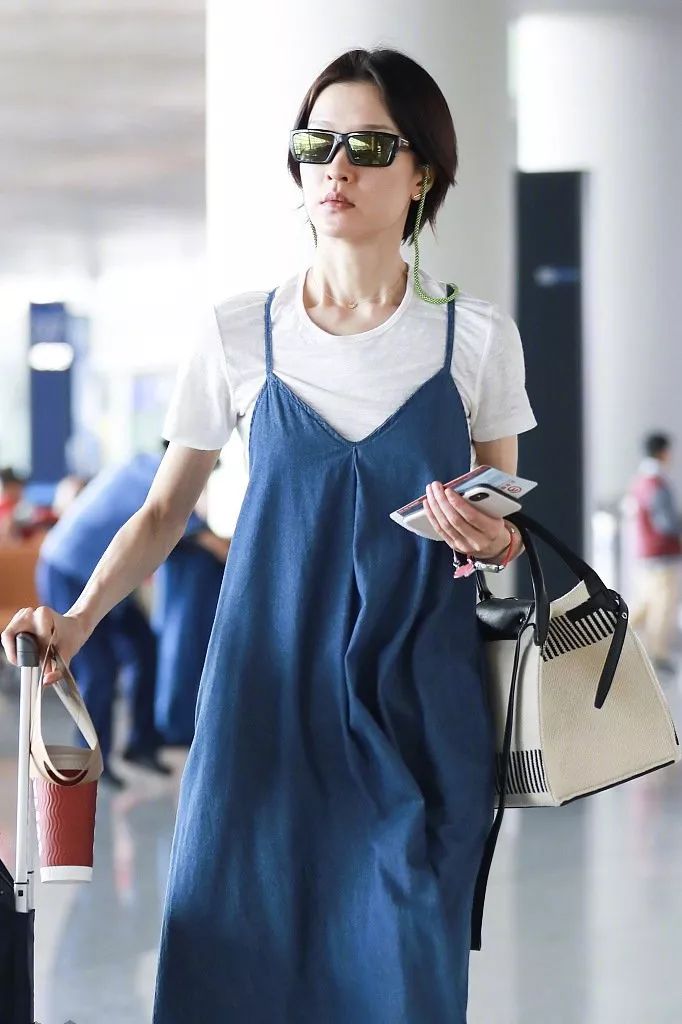 杜鹃黑西装白衬衫走秀,杜鹃家居服走秀