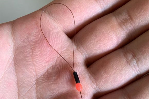 钓鲫鱼串钩绑线全套方法,手竿单钩通线钩离铅坠多远最好