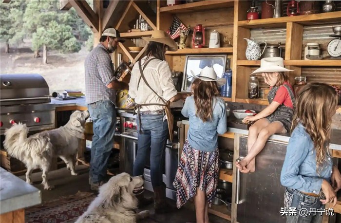 当美国爆发冠状病毒，加州农场主玛丽的繁忙工作和牛仔穿搭