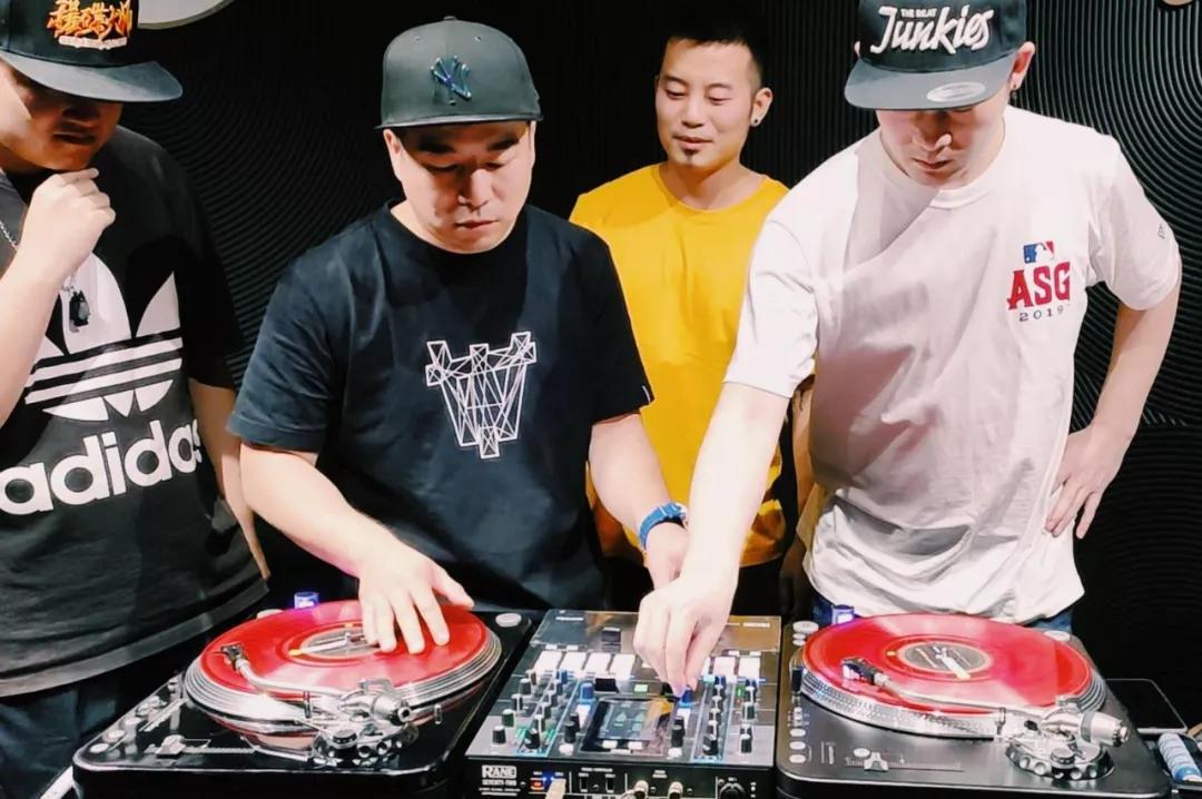 深度专访DJWINGDJWOLF，他们是和黑胶最亲密的人