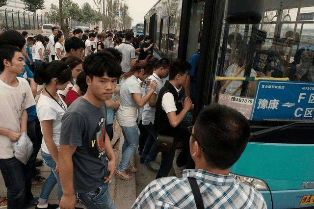 苏州代工厂的青年员工在流水线熬了8年，最后变成了什么模样？