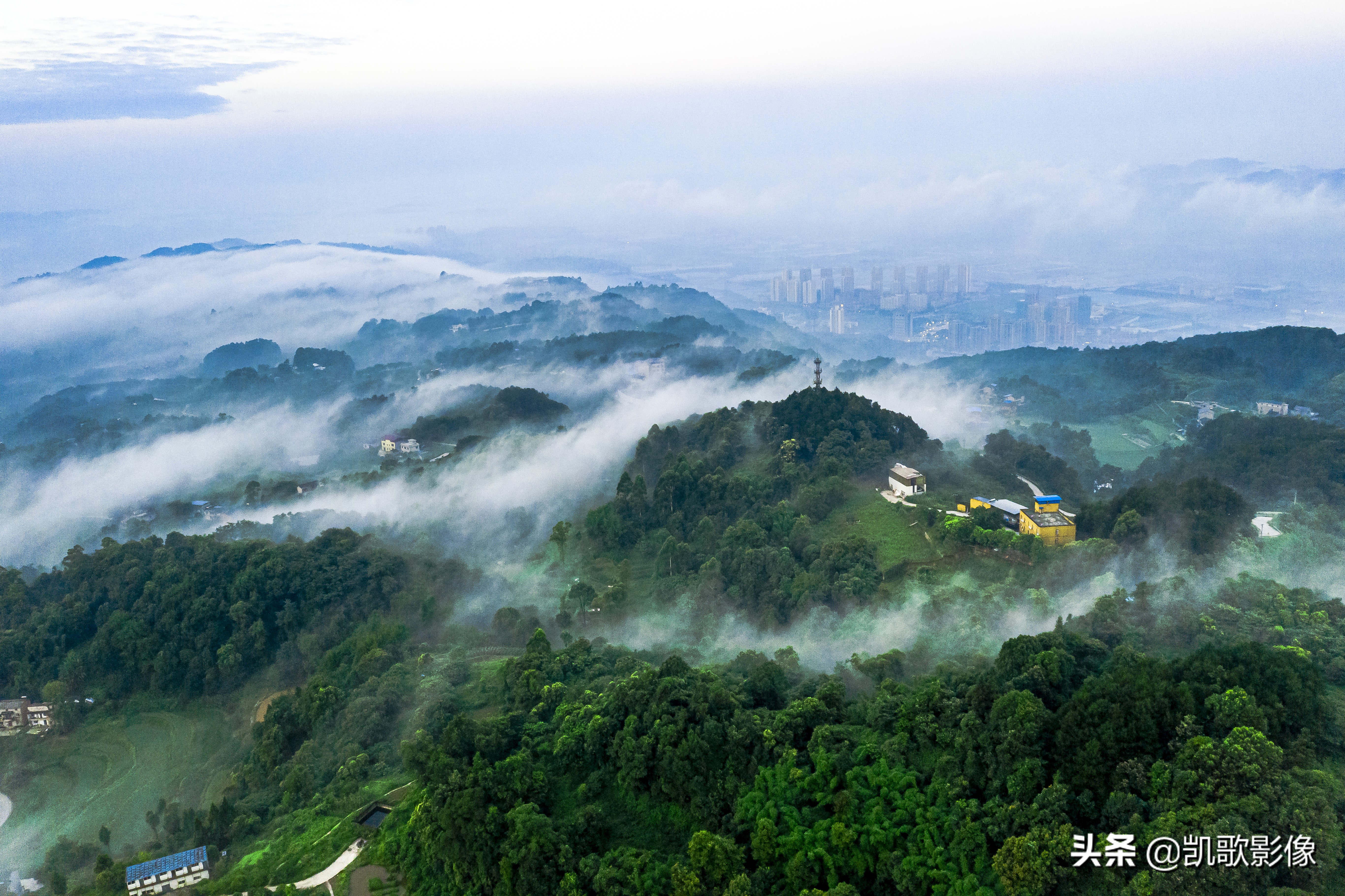 云篆风清.天然雕饰.巍巍云篆山涛涛长江水流传千年古巴渝风光静美