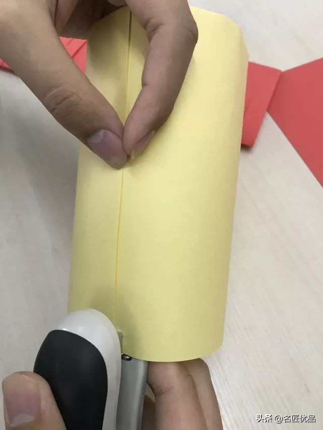 猪年手工制作纸灯笼,大红灯笼手工制作简约过年