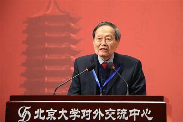 他一生娶妻三次，曾是*剑英叶**女婿，78岁迎娶女学生，81岁老来得女