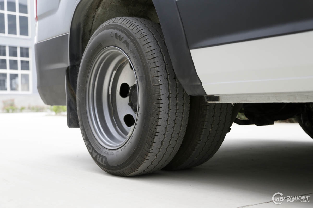 25万大通v90七座,大通v90自动挡5.95米长轴高顶房车