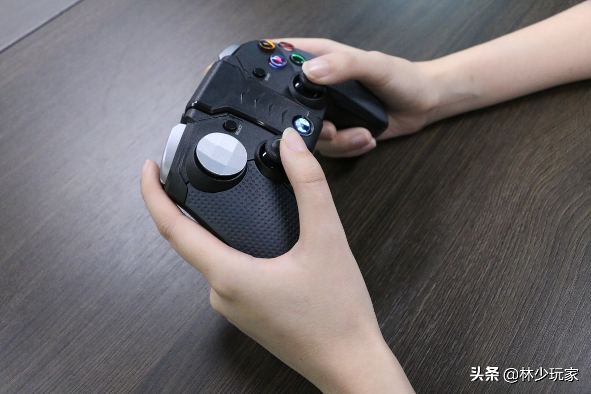 玩转《王者光荣》《跑跑卡丁车》，仁魔刀锋游戏手柄上手体验分享