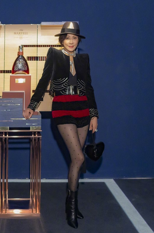 刘嘉玲黑丝袜日常搭配高级感,54岁刘嘉玲一袭镂空裙