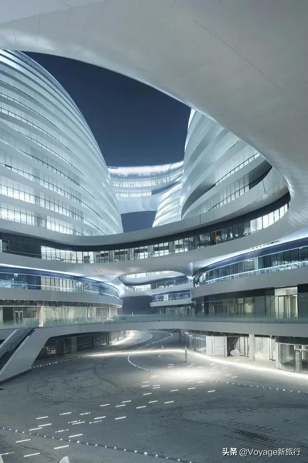 不可多得的扎哈遗作，这家最新开幕的未来感酒店，仿佛睡在酷炫的太空飞船里！