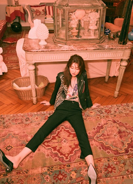 ​张钧甯挑战皮衣诱惑赶时髦！连衣裙套装+红唇实力扮酷，抢风头