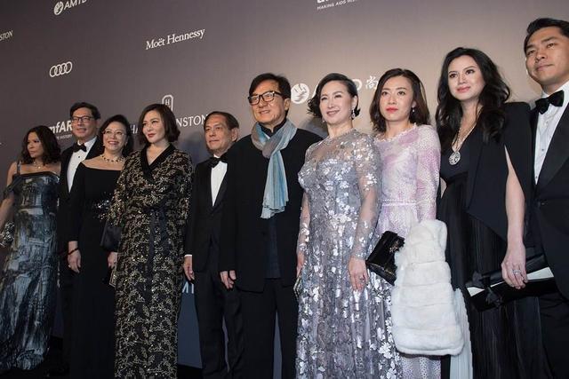 43岁甘比和60岁何超琼同框,何超琼甘比成龙