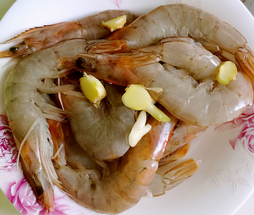 水煮虾要用活虾还是冻虾,煮虾是热水煮虾还是凉水煮虾