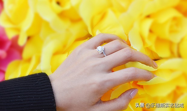 不同的手指戴戒指有什么讲究,不同的戒指戴不同的手指的含义