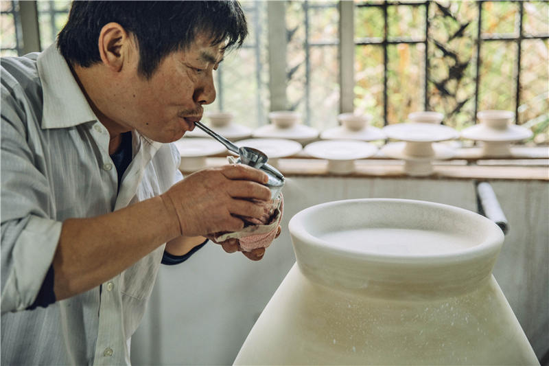 景德镇为什么还在坚持手工制瓷,什么时候景德镇制瓷得到迅猛发展