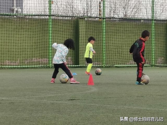家有喜欢踢足球的女娃,妈妈我要踢足球的视频