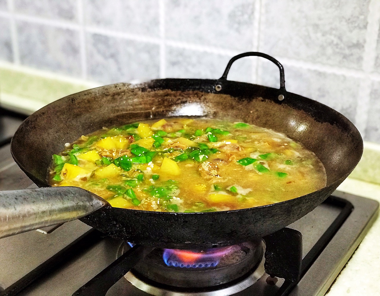 电饭锅土豆腊肠焖饭不用炒,腊肠土豆饭最正宗做法