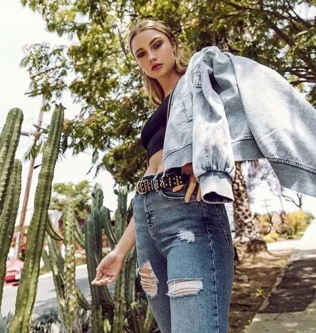 牛仔外套穿宽松好看还是修身好看,牛仔外套基本上搭什么裤子最好看