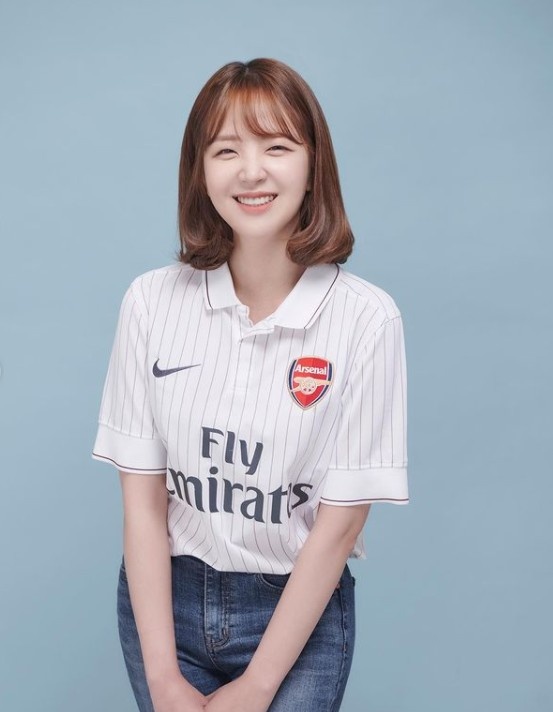 韩国网红女球迷和姐夫打赌因阿森纳输球被迫去寺庙下跪磕头1000次