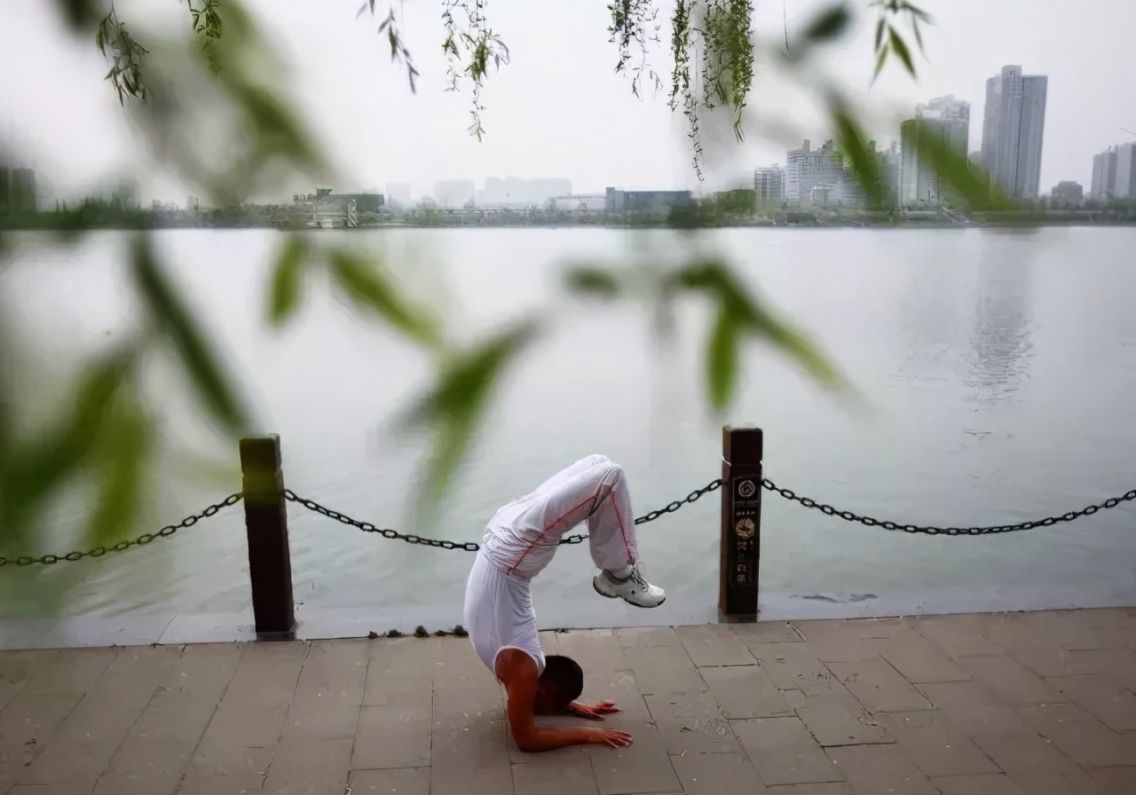 80高龄老头练瑜伽高难度动作,70多岁老大爷坚持练瑜伽