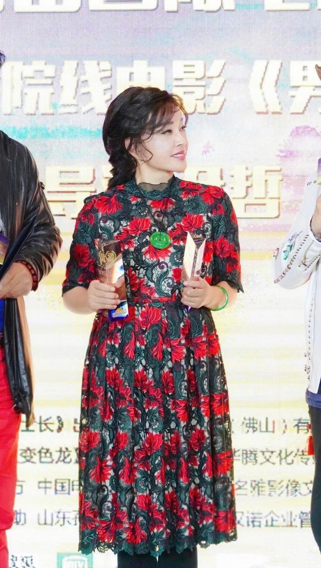 64岁刘晓庆花样多，剪短发梳成背头霸气十足，配西装太MAN了