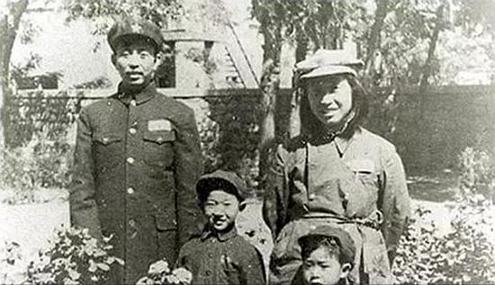 51年毛主席三次怒发批示！亲临秘书墓前痛哭：祖炎啊，我来看你了