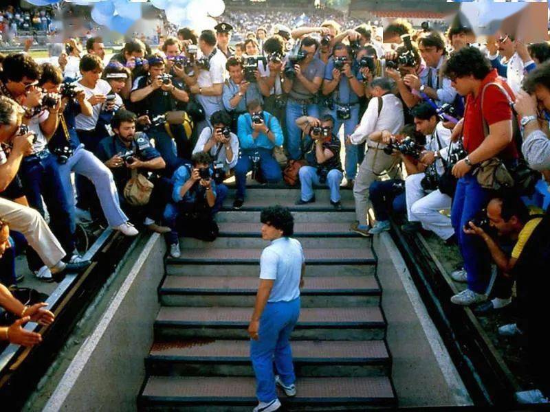 愿天堂也有足球致敬传奇球星,永远的球王邓紫棋