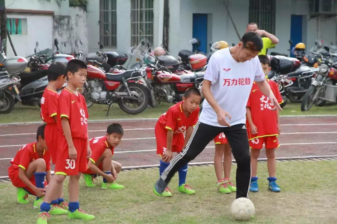 感动！84岁前国足主帅走进从化山区义教！