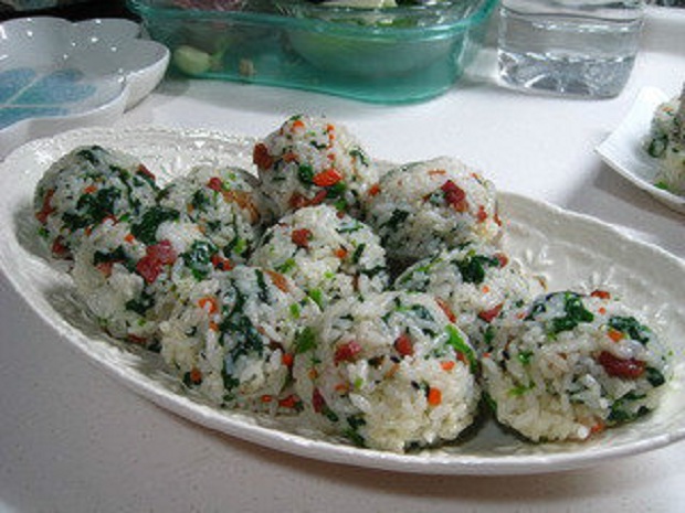 家里只有剩饭和鸡蛋怎么做饭团,家里只有剩饭怎么做好吃的饭团