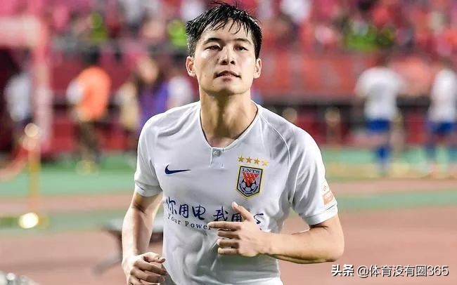 学习踢球两不误,踢足球的学霸