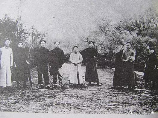 毛*东泽**的入*党**介绍人是谁？在“一大”上受过何等“特殊”待遇？毛*东泽**与*共中**“一大”的四大历史之谜