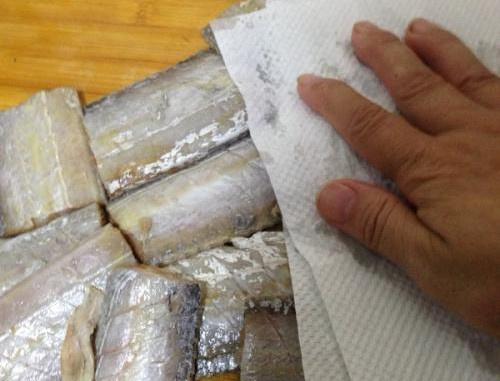 带鱼这样炸外酥里嫩凉了也不回软,带鱼怎么煎又酥又脆