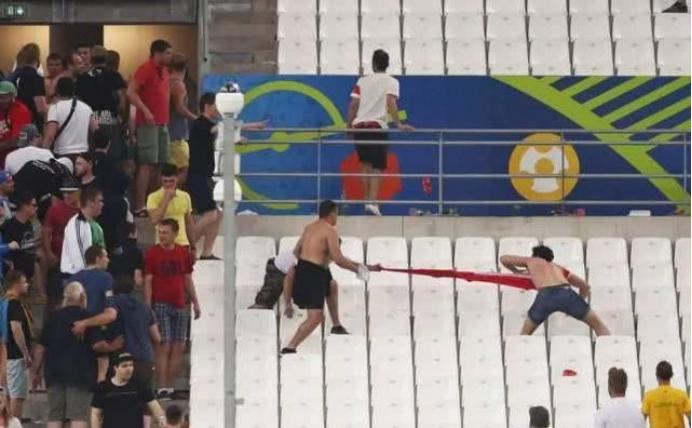 俄罗斯英国球迷冲突普京回应视频,俄罗斯战斗民族的发飙瞬间